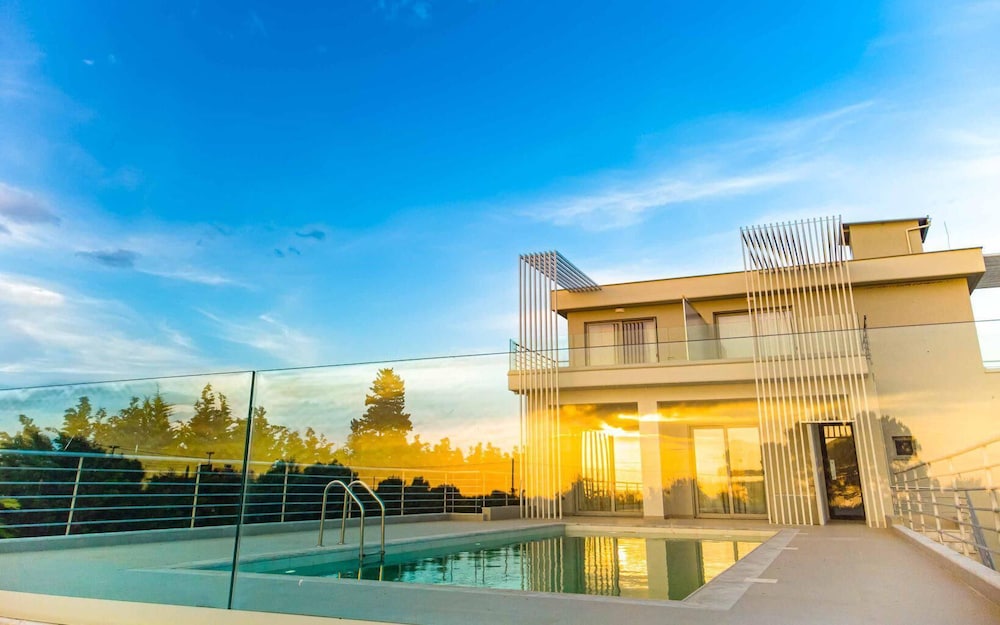 IO Luxury Pool & Hot Tub Suites photo 4