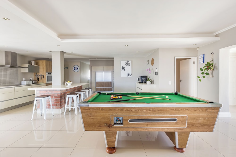 Beachfront, Private Pool, Pizza Oven, Pool Table, Fast Internet, Family Friendly