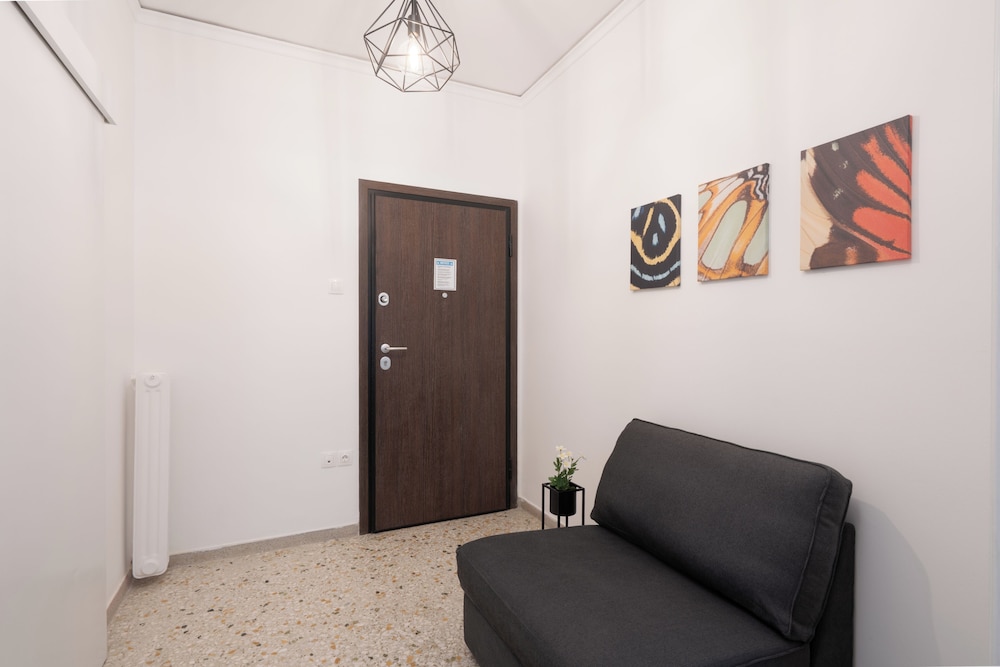 Cozy Apartment in Athens With Balcony, 5 Minutes To Metro