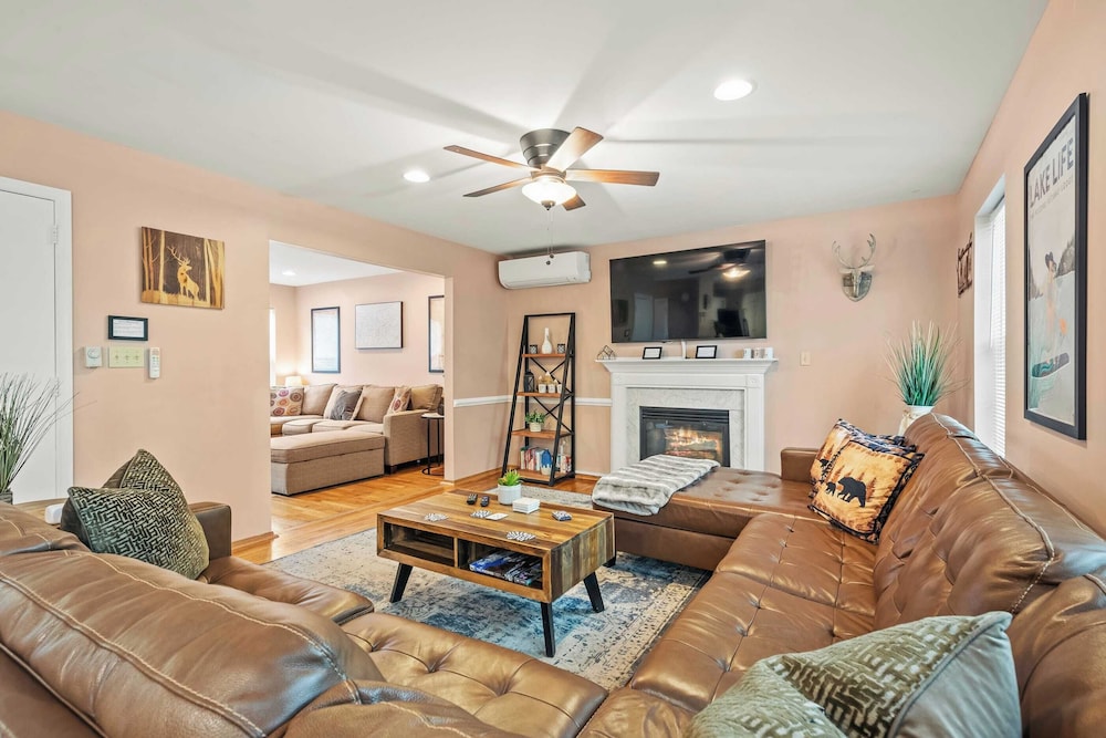 Lakeview Retreat w/ Kayaks, Game Room, Firepits Gated Community w/ Lake + Beach Access