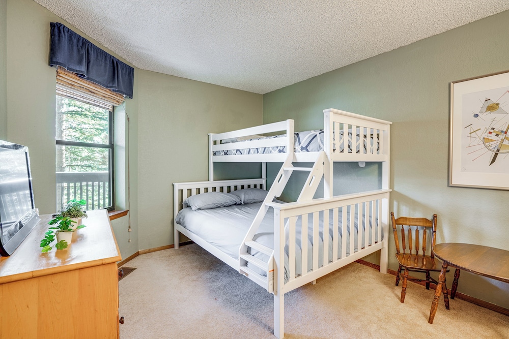 Steps to Main Street: Mtn-view Frisco Condo