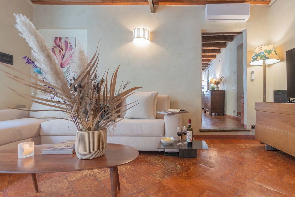 Pantero Apartment by Rent all Como