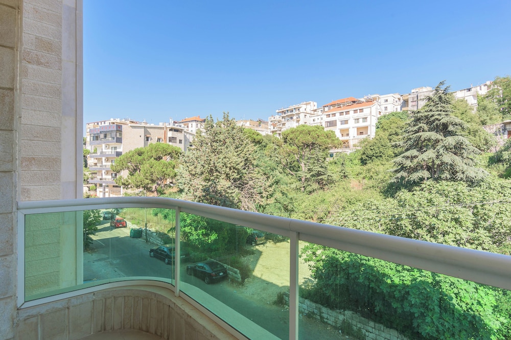 Glint 3-Bedroom Apartment & Balcony in Aley