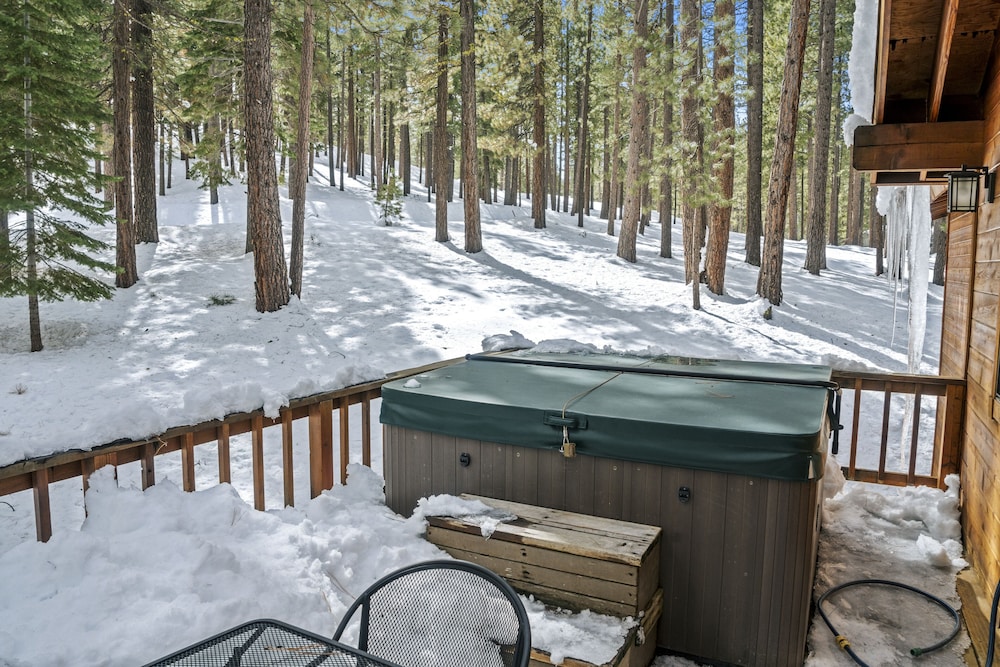 Lake Tahoe Vacations - 4 Bedroom Home at 392 Skidder Trail by RedAwning Save 10 on 3 Nights, 15 on 5 Nights! - Property Image 1