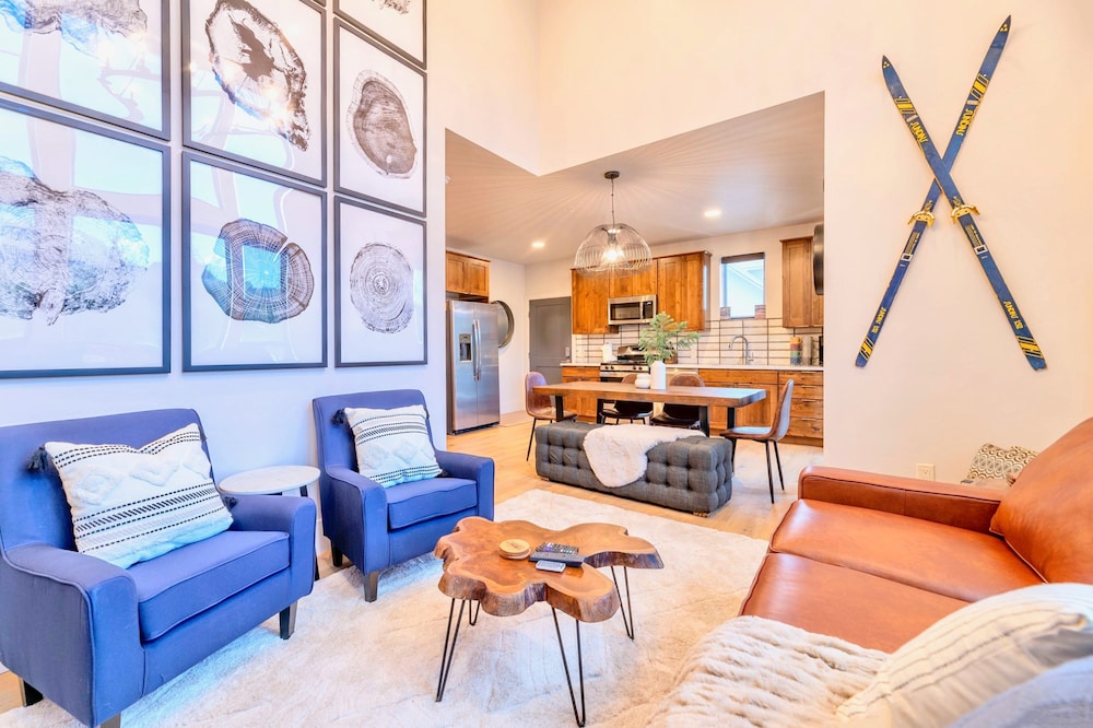 Mountain-view Townhouse With Cozy Fireplace view 4