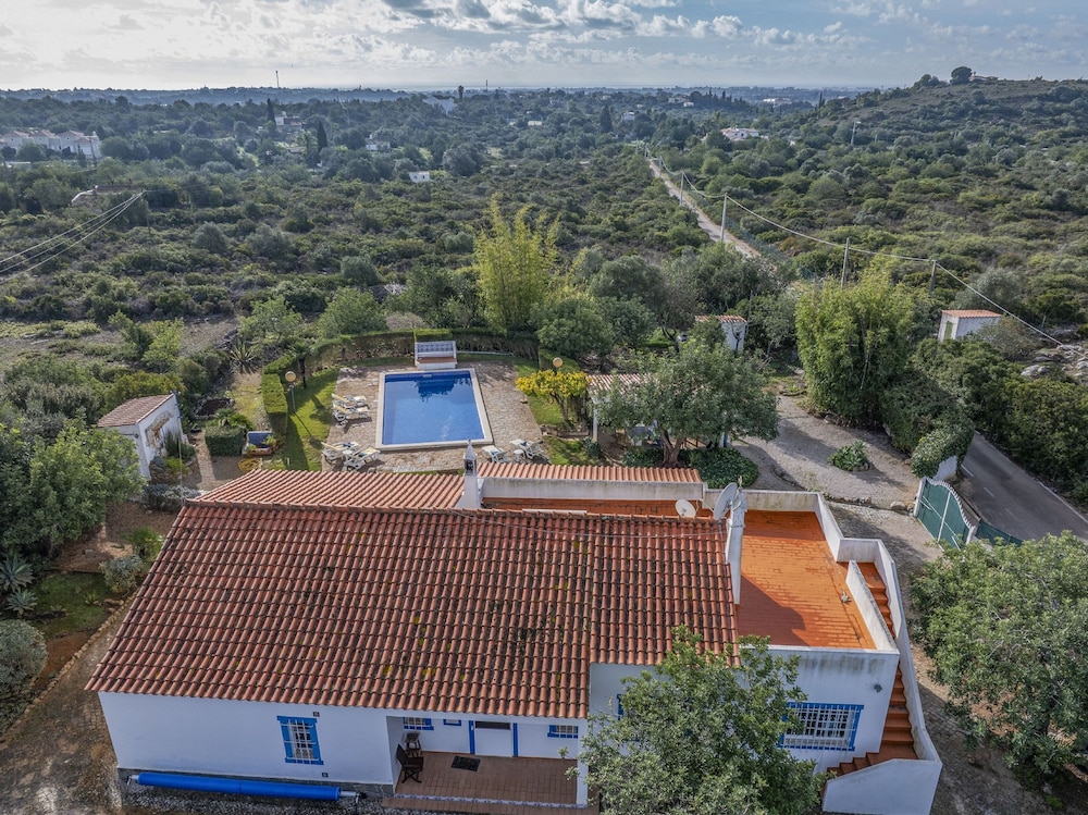 Muxima in Quelfes With 3 Bedrooms and 2 Bathrooms