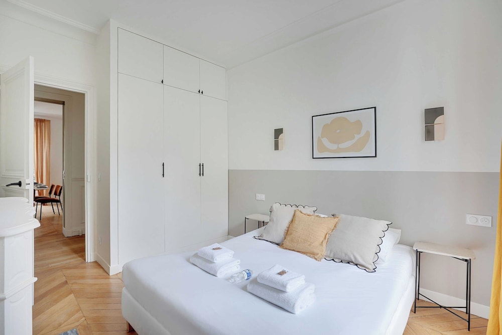 Elegance and Charm in the Chic Town of Neuilly view 4