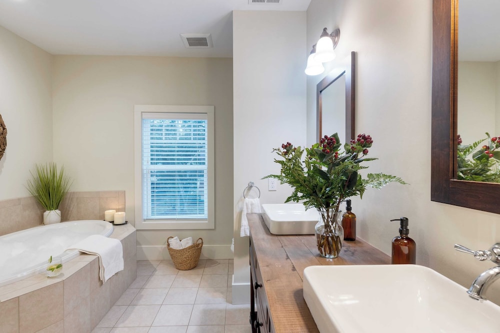 Pink Plume Coastal Escape Near Beach, Private Pool, Grill, & Luxe Interiors