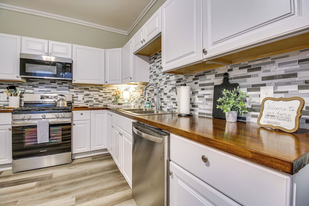 2 Mi to Dtwn Cincinnati: Home w/ Fenced Yard!