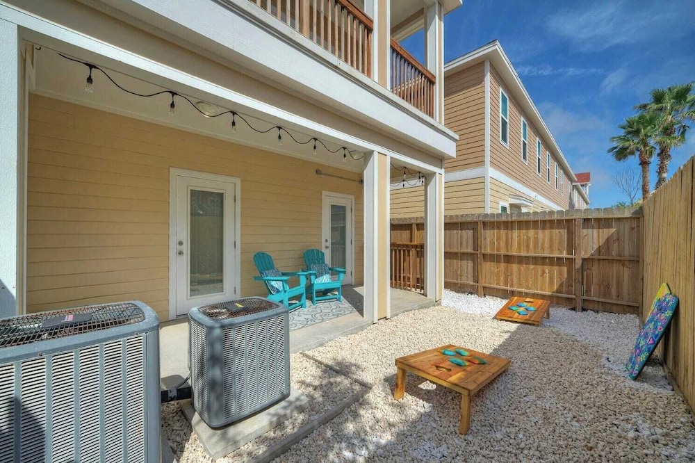 Sleeps 23, 2 Beachside Homes Resort Pool, Walk to the Beach, Balcony + Yard