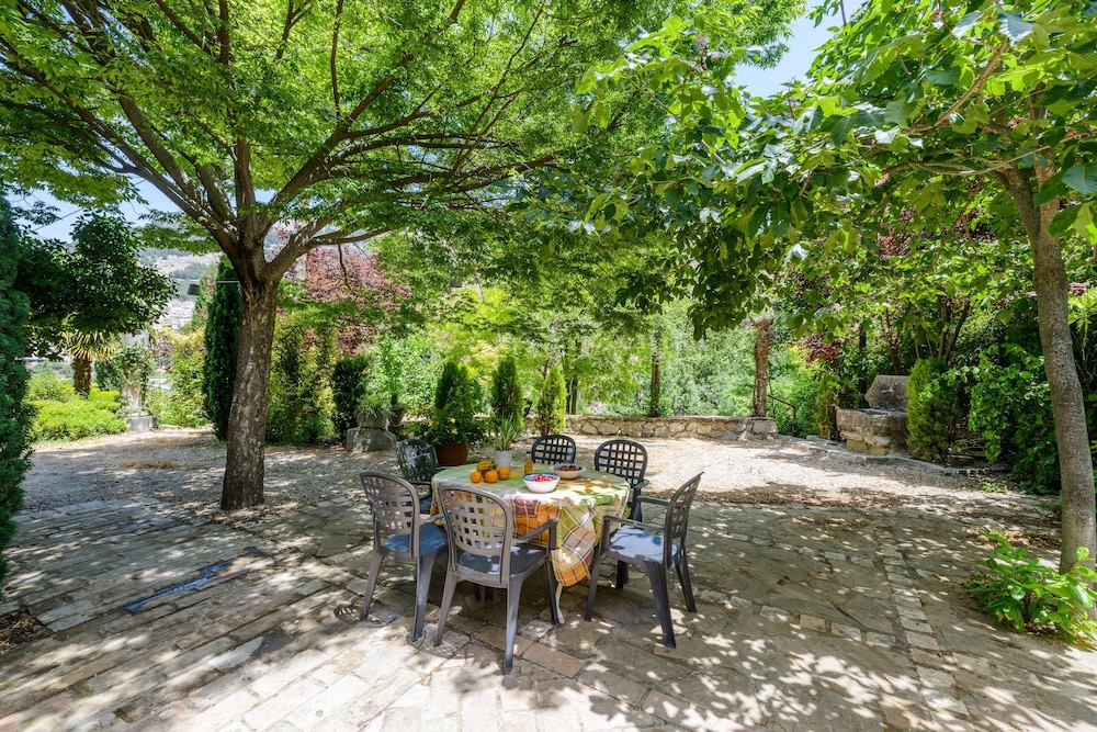 La Casita con jardín frente a la cascada