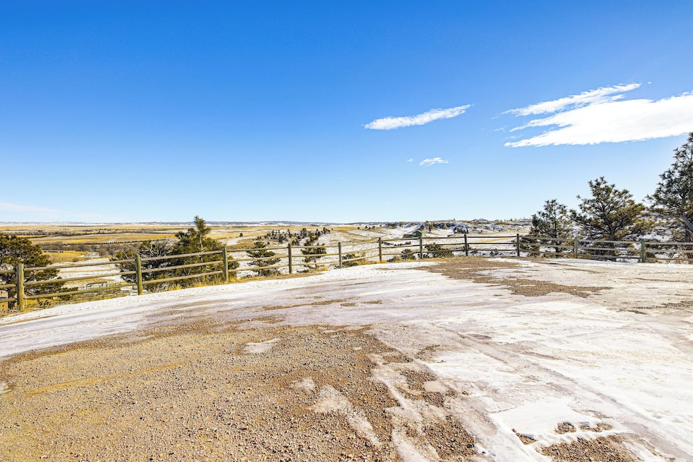 Pine Ridge Cabin on 62 Acres: Hot Tub & Views!