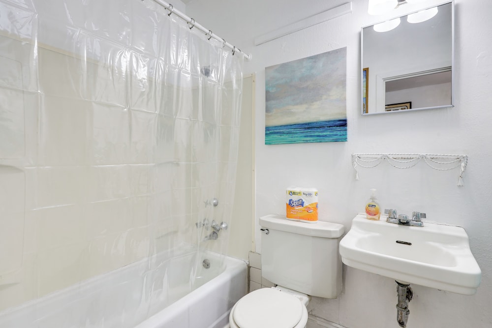 Steps to Food & Shops: Cozy Condo in Jacksonville!