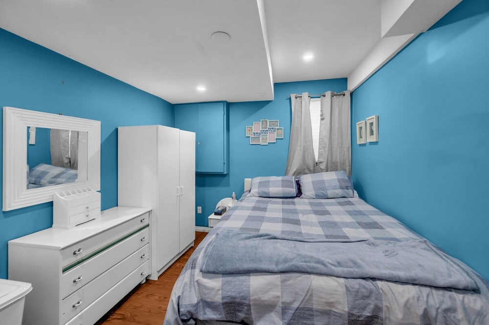 52-3 Bed Suite on Lake Central A C By Airport