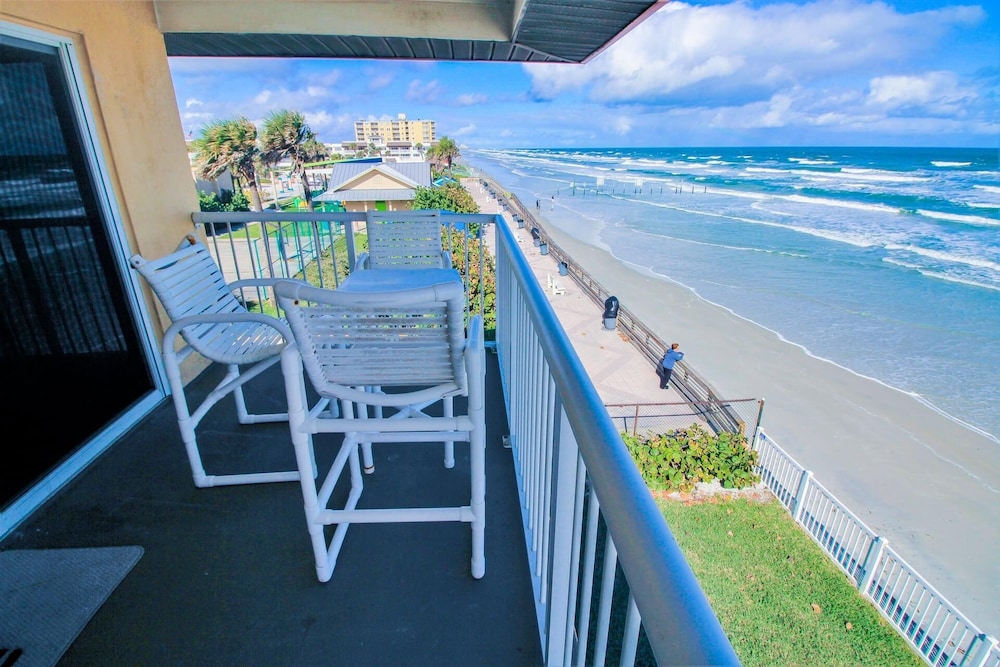 Point East 301