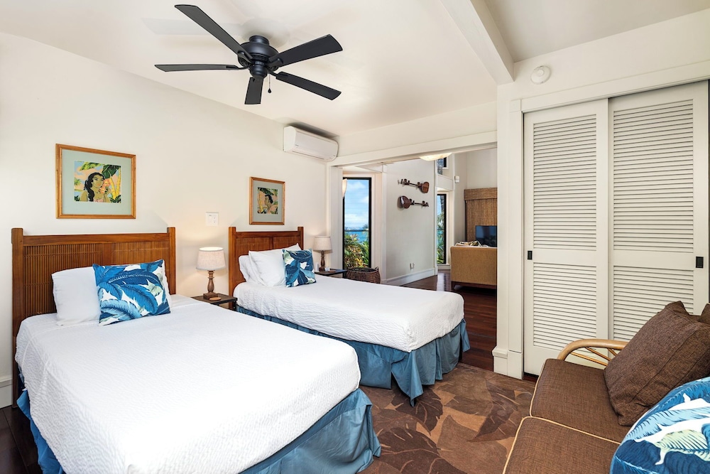 Beautiful Oceanfront - Air-conditioned - Sleeps 6 - Walk to Beach - Vrkcv