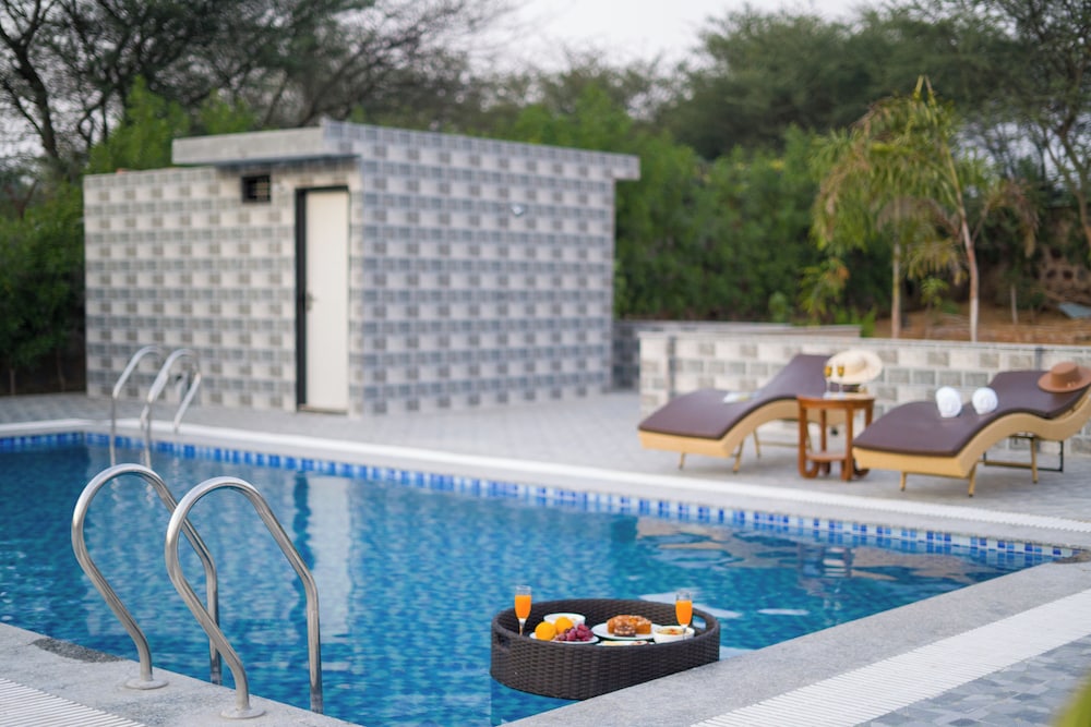 ELIVAAS 5 BHK With Pvt Pool - Zenora