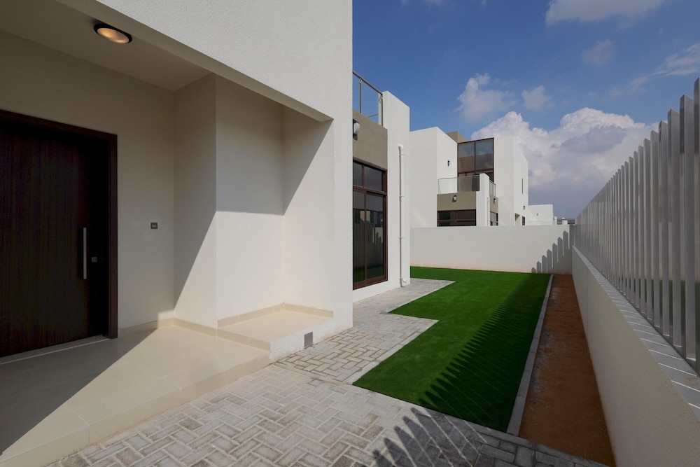 Fabulous 4br Villa With Balcony