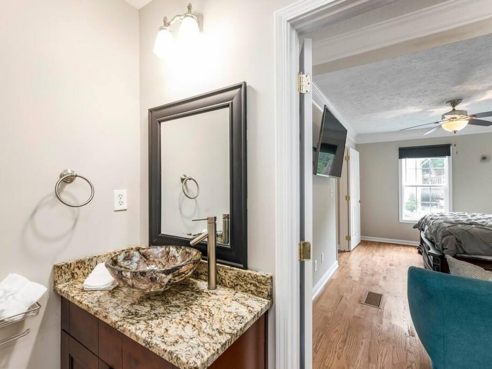 Gorgeous Home Slps 12 5-bdrm Coffee BBQ AC w Prk view 5