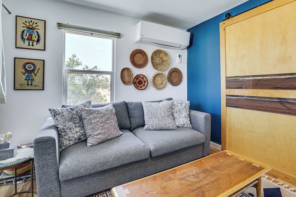 Boho Bungalow w/ Hot Tub: 16 Mi to Joshua Tree NP