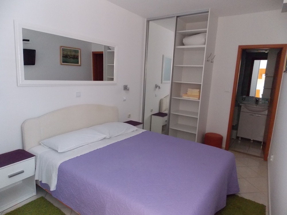 Jele Rooms