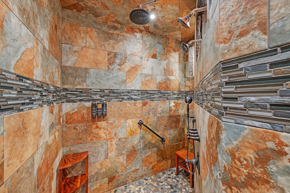 Lakeside Retreat With Hot Tub & Game Room 3 Bedroom Home