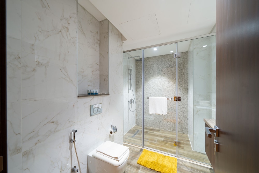 SIMPLY COMFORT Urban Chic Suites in J One Tower City & Canal Views
