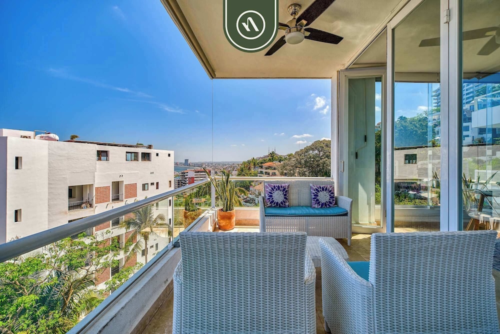 Corner 2 BR Condo - Spectacular Oceanview Sunsets