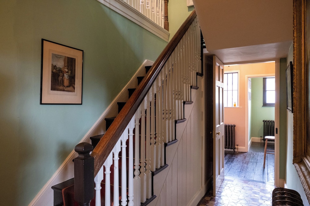 Stunning 4BD Home in Worcestershire