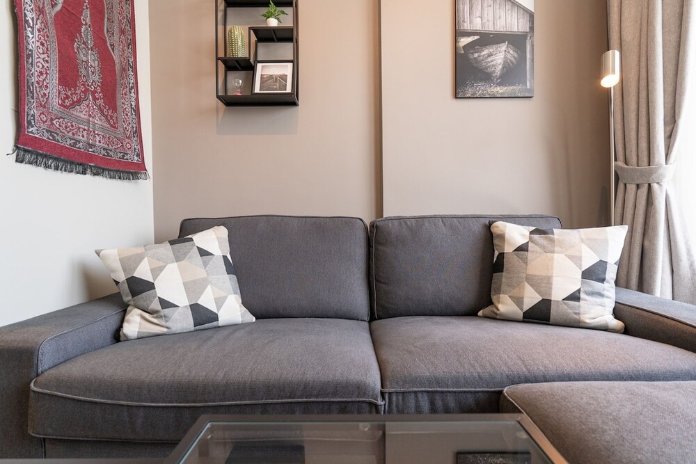 Stylish 1-bedroom Apartment With Stunning Canal Views at Business Bay