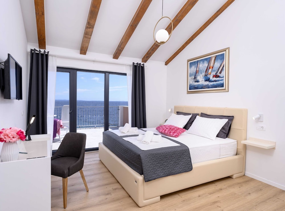 Sunlit Shores Beach Villa With Pool, Gym and Sauna