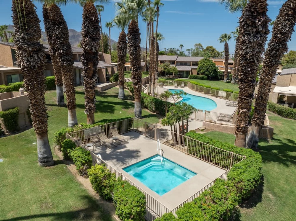 Desert Flower- Ironwood CC Condo Pool Spa