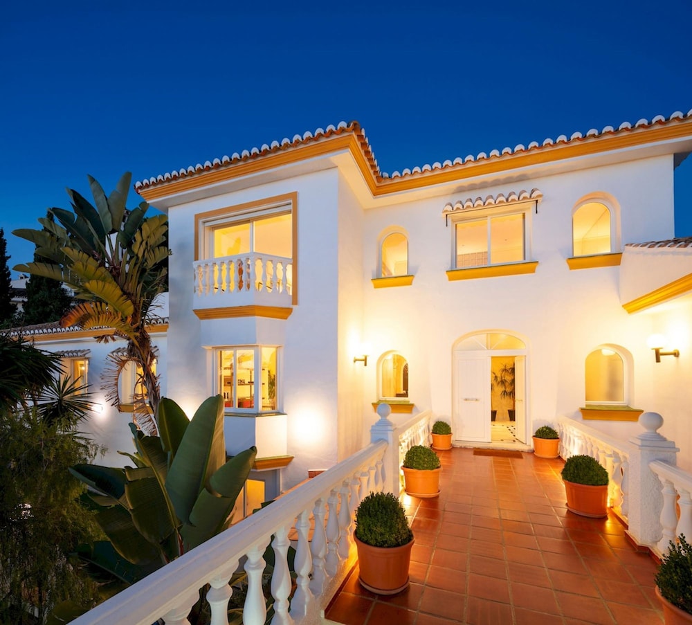 Large Luxury Family Villa 500m From Beach
