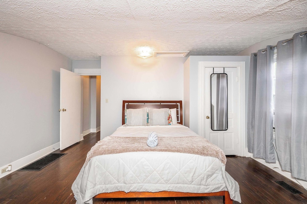 Queen City Suites 2 For 4