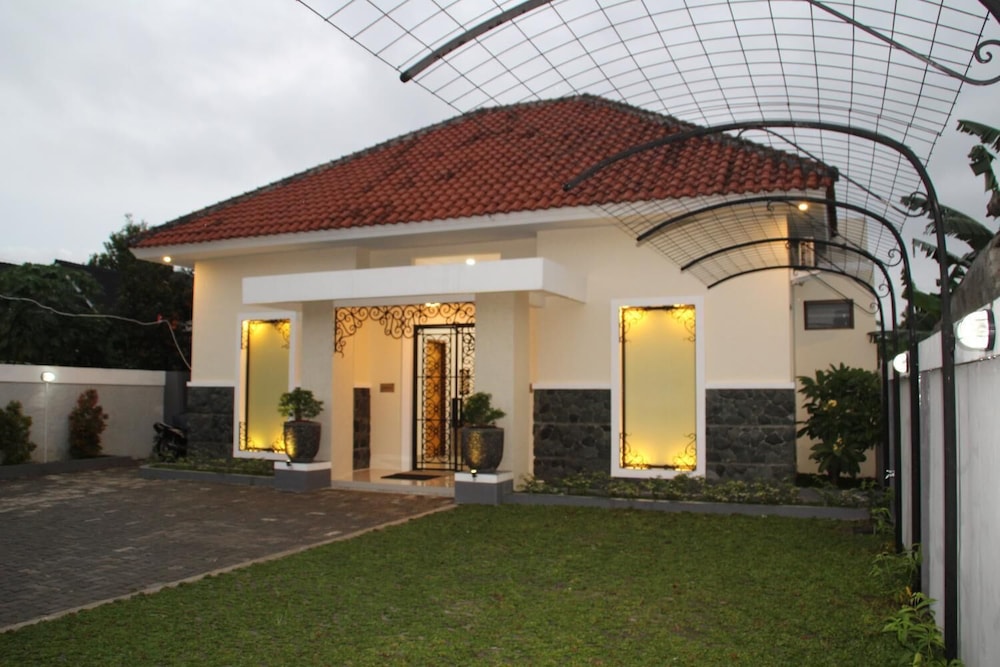 Natura Rumah Singgah Guest House