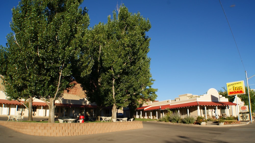 Adventure Inn & Motel