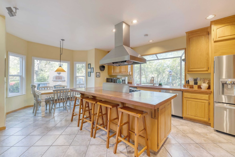 Valley of the Moon by Avantstay Tranquil Escape, Large Yard w/ Hot Tub & Fire Pit
