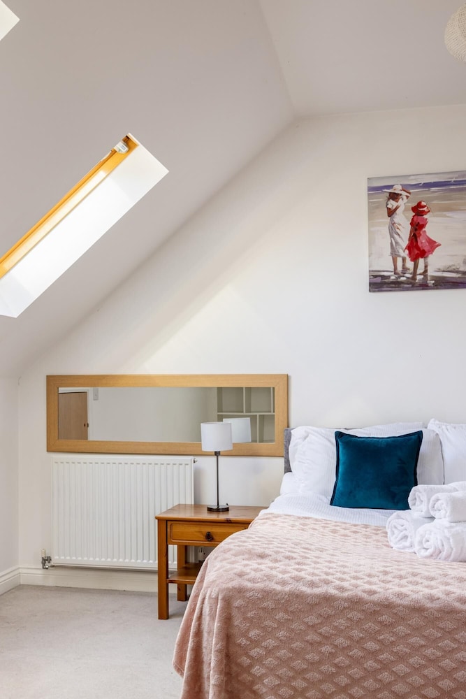 Superb 3-bed House With Parking Garden in London