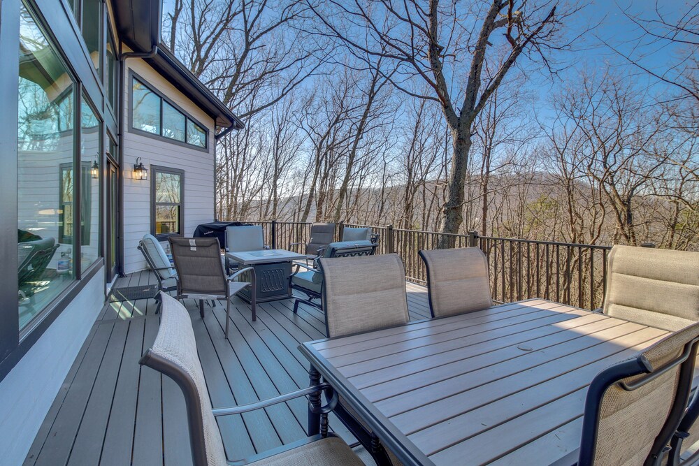 3 Mi to Winery: Jasper Mountain Chalet w/ Hot Tub!