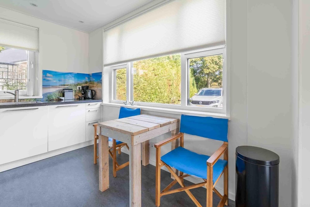 Spacious 6-person Holiday Home Near De Koog
