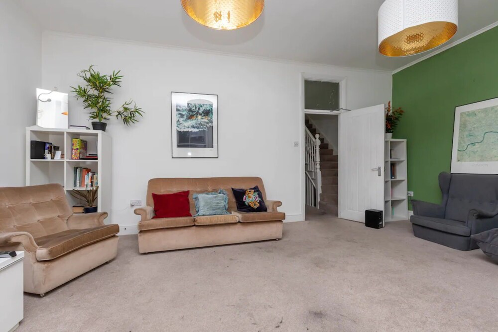 Spacious 5 Bedroom Home in Camden