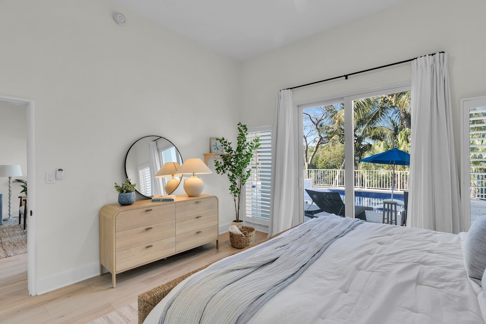 New Listing! Reel Joy Waterfront Luxe With Pool And Private Dock 4 Bedroom Home