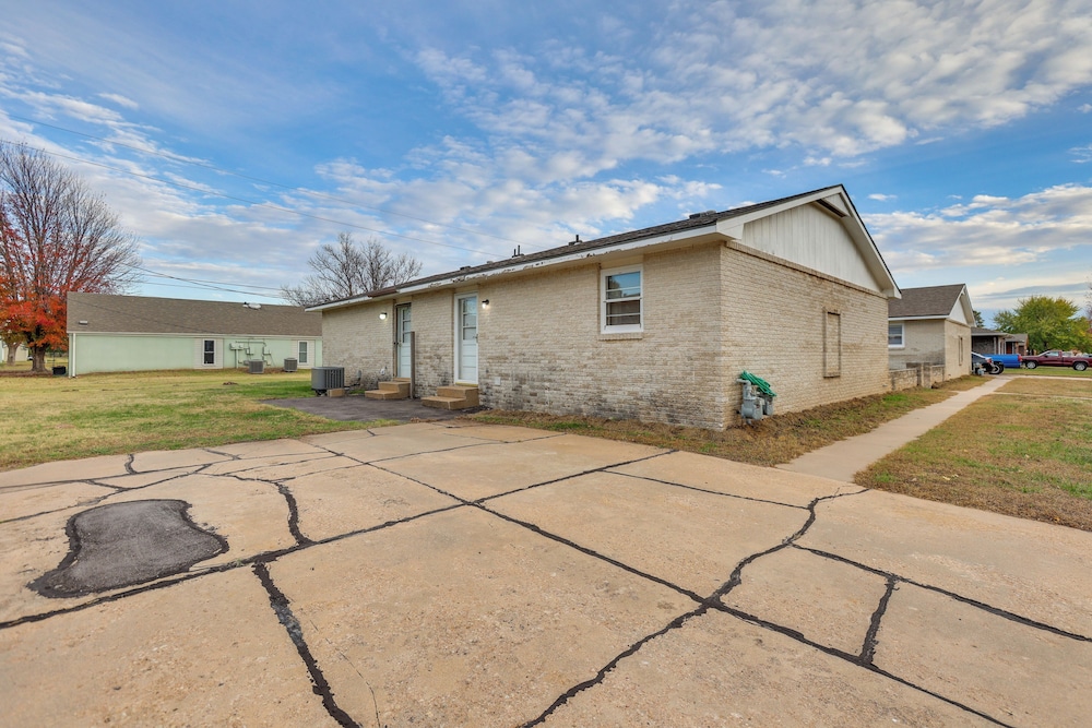 2 Mi to Kansas State Fairgrounds: Cozy Apartment!