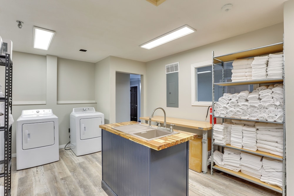 Walk to Ocu, Golf: Updated Oakland City Studio!