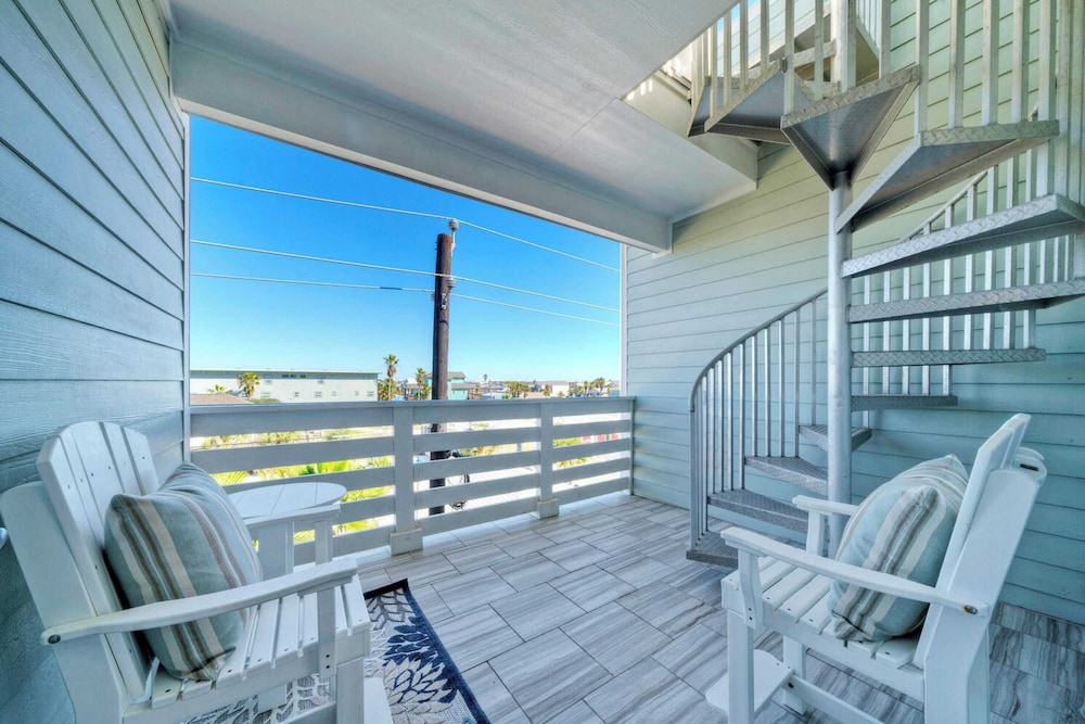 Sleeps 33! 4 Condos, Walk to the Beach, Resort-style Pool, Endless Summer Resort
