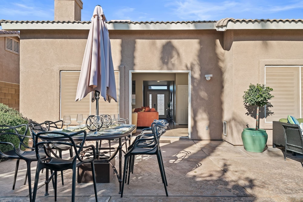 La Quinta Desert Haven Luxe Stay w Private Pool Hot Tub Pool Table