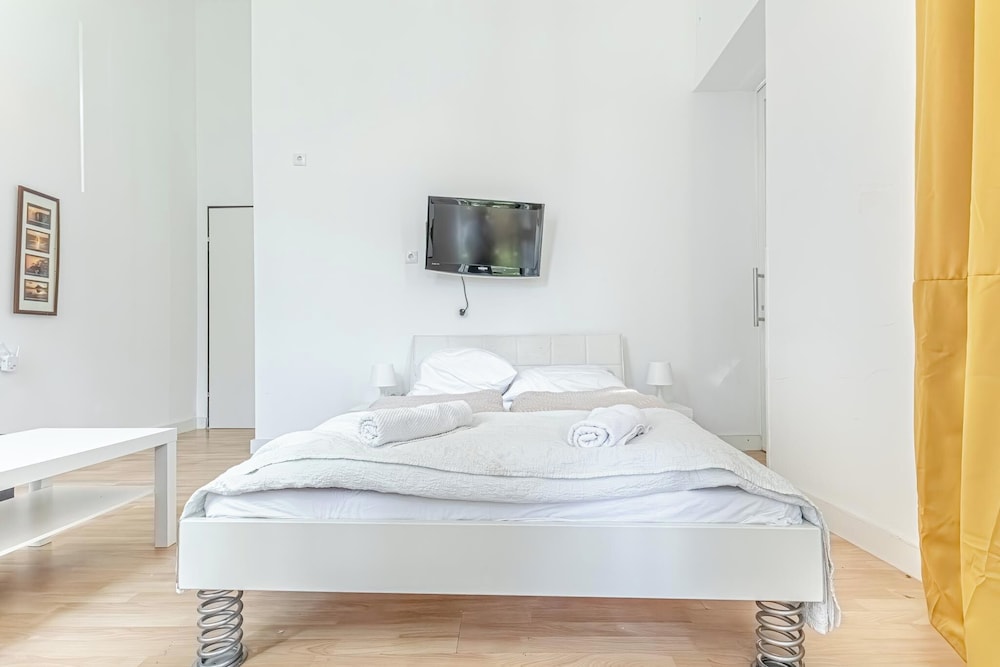 6BR Apt with Garden near Danube