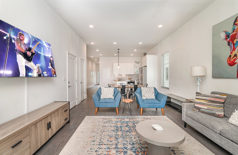 Jade - Private Patio and Balcony - Near Germantown