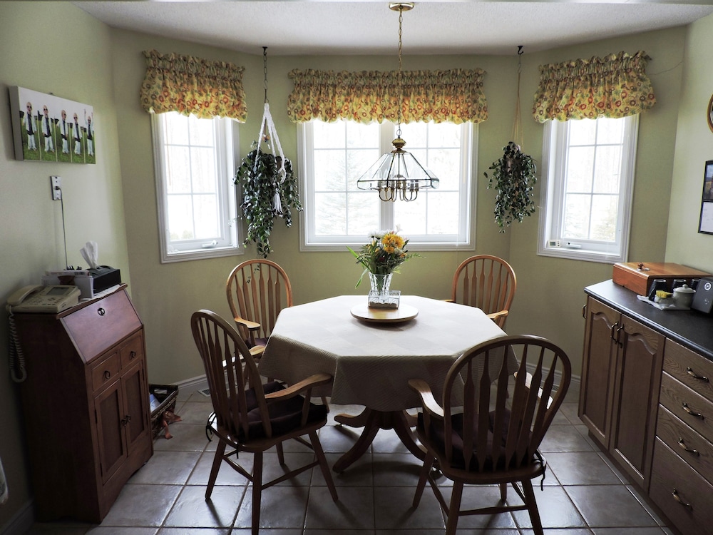 Tucked Inn the Harbour Bed & Breakfast
