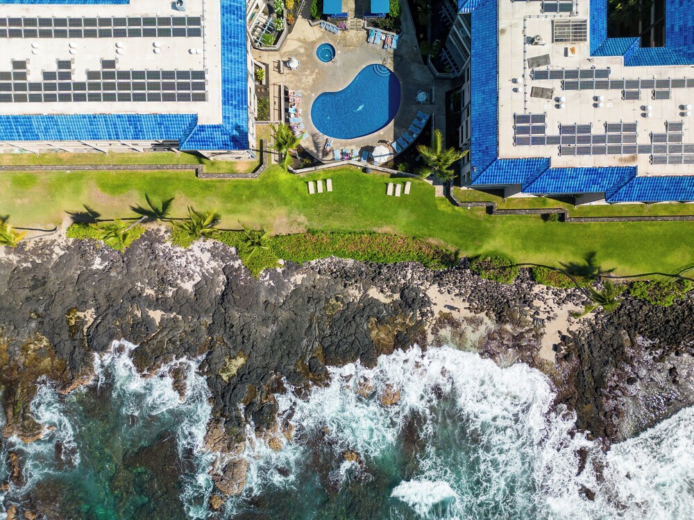 Kona Reef F2 Charming Oceanfront Condo for 4!